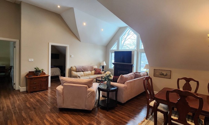Barrie Apartamento | Bright, spacious 1200 sq foot apartment with Vaulted ceilings.