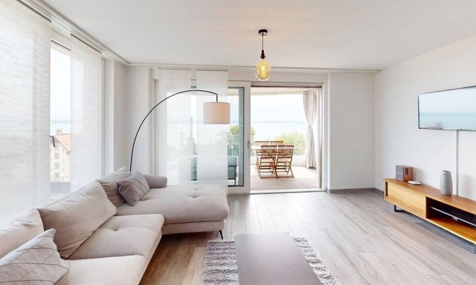 Neuchatel Apartamento | Bright & Spacious 2-bed Apartment - with Balcony & Lake View!