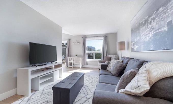 Kitchener Casa | Bright & Spacious - 3-Bedroom Home
