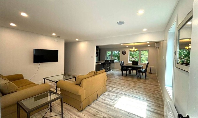 Cote-Des-Neiges—Notre-Dame-De-Grace Apartamento | Bright & Spacious 3-Bedroom Retreat in Côte-des-Neiges | Comfort & Convenience in Montreal
