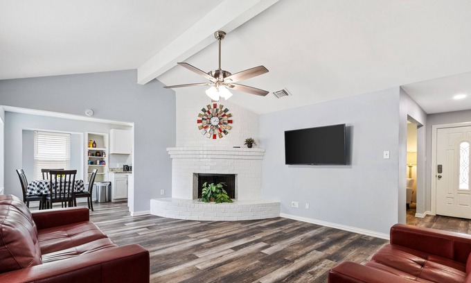 Bedford Casa | Bright & Spacious 4BR Home - Great Location!