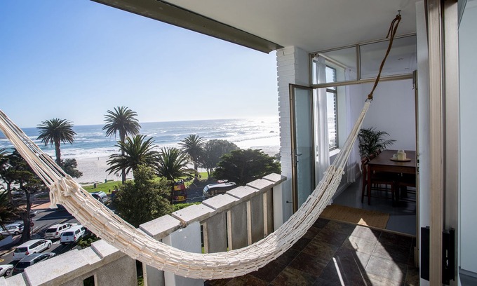 Camps Bay Apartamento | Luminoso, espacioso, recientemente renovado apartamento de 2 habitaciones en la playa de Camps Bay!
