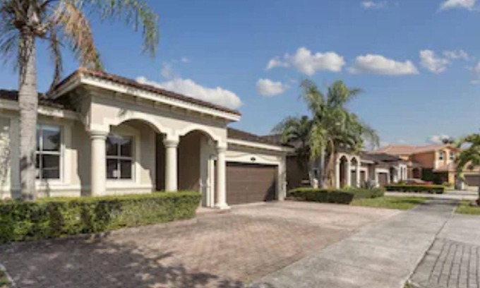 Tamiami Casa | Bright & spacious centrally located 4 bed home