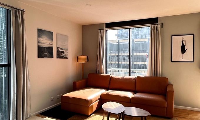 Carlton South Apartamento | Bright Spacious Loft with Free Parking and Work Space