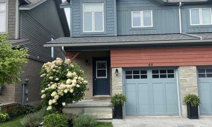 Collingwood Casa | Bright spacious townhouse w/ private rec centre - 7 minutes to Blue Mountain