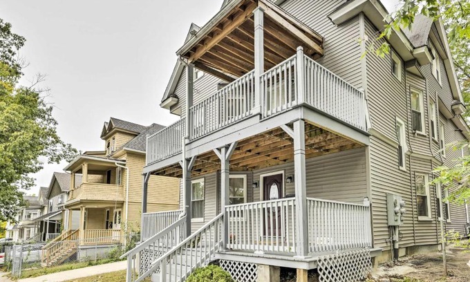 Memorial Square Apartamento | Bright Springfield Apartment with 2 Balconies!