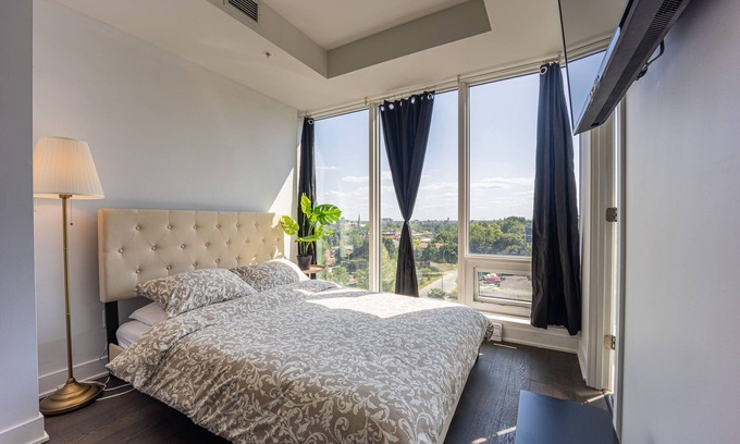 Downtown Montreal Condominio | Bright Studio in Luxury Condo Tower with Pool