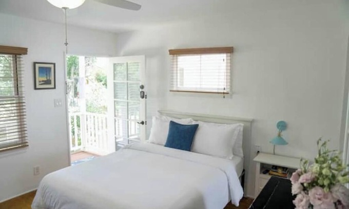 North of Wilshire Apartamento | Bright Studio retreat - Walk to shops/dining - C