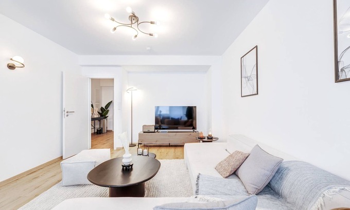 Gare Apartamento | City Center Comfort: 2BR, Workspace, Smart TV