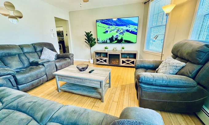 Prospect Park Casa | Bright, Stylish & Cozy 2Bed Unit w/Fireplace, Backyard, & Grill