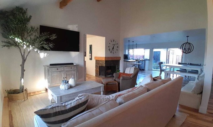 Petaluma Casa | Bright & Stylish Home Stay Minutes from Wineries