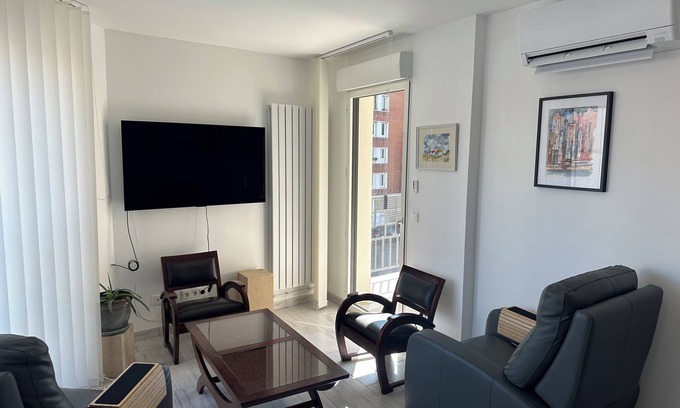 Les Puces de Saint-Ouen Apartamento | Bright sunny new flat 753 sqft 2 bedrooms +free parking