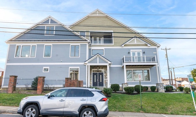 Arlington Views Casa | Bright , sunny, and inviting 5 bedroom w/ a spacious floor plan + Movie Theater