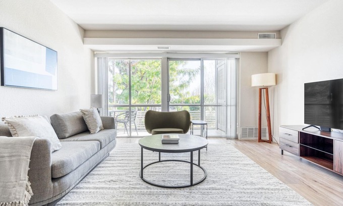 Sunnyvale West Apartamento | Bright Sunnyvale 1BR w/ Pool, Gym, & BBQ, close to shops, by Blueground