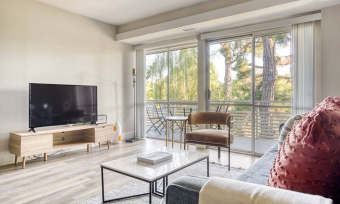 Sunnyvale West Apartamento | Bright Sunnyvale 1BR w/ W/D, Pool & Gym, near Safeway, by Blueground