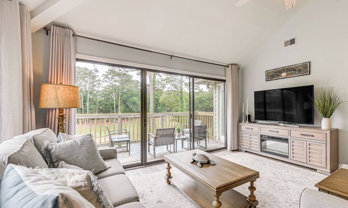 Sea Trail Condominio | Bright Sunset Beach Condo w/ Golf Course View