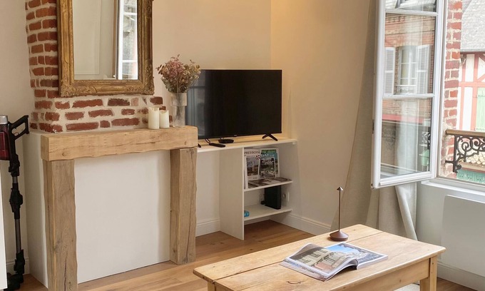 Pont-l'Eveque Apartamento | Bright through apartment + parking