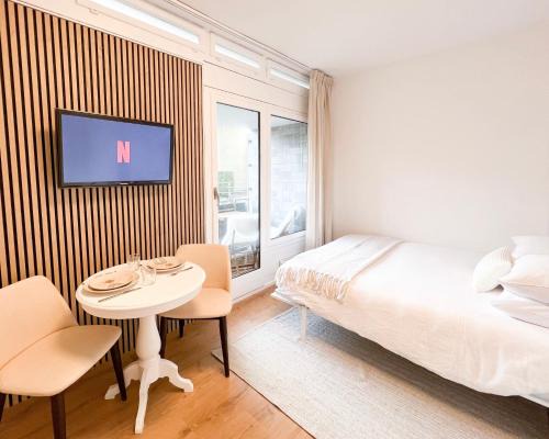 Muralto Apartamento | Bright Tiny Studio - Shared Pool & Sauna - Free Parking - Air condition