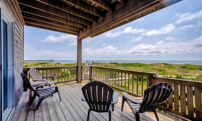 Avon Condominio | Bright, updated oceanfront home with shared pool, private deck, & great views