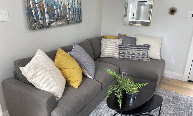 South End Apartamento | Bright Upper One Bedroom in South Halifax! New!