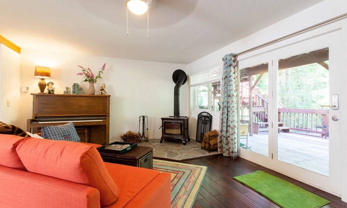 Sunnyside Casa | Bright Urban Guesthouse, Walk to Cafe and Shops, campo de práctica de golf en el patio trasero