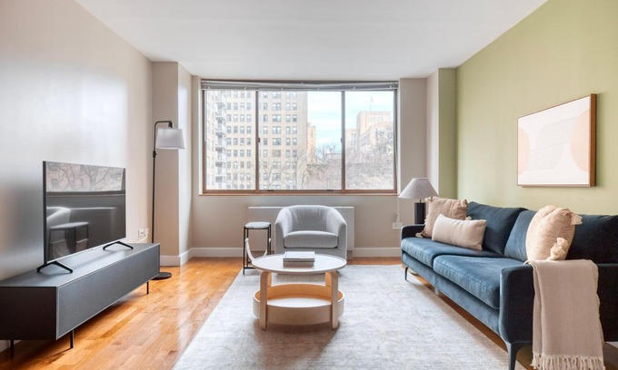 Upper West Side Apartamento | Bright UWS 2BR w/ Gym, Doorman & Elevator, nr Central Park, by Blueground