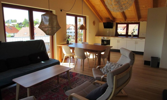 Altusried Apartamento | Apartamento luminoso, techo abierto, para 5 personas. 10 minutos para Center Parcs.