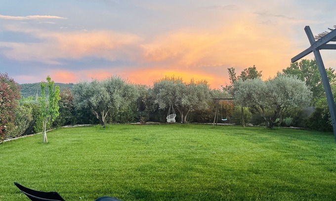 Greoux-les-Bains Casa | Bright villa with landscaped garden in Provence