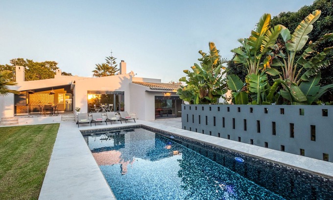 Alvor Villa | Stunning, Modern 4 Bed Villa, Private Infinity Pool, WI-FI, A/C, Lovely Garden