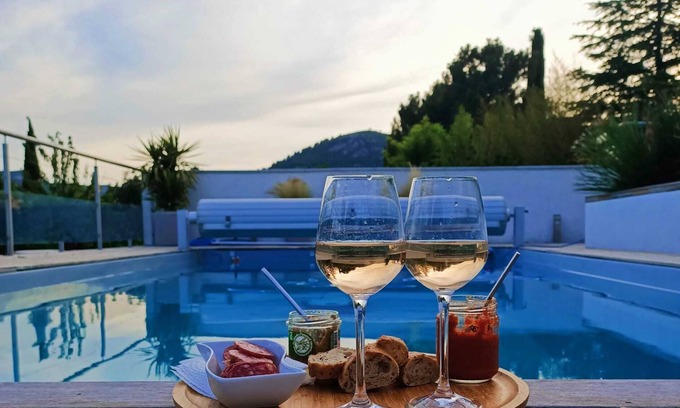 Le Puyricard Casa | Villa luminosa con piscina