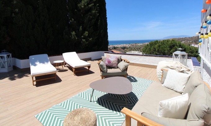 Las Acacias Villa | Luminosa Villa con Vistas al mar y Piscina