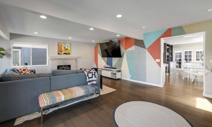 Hill Section Casa | Brighten Up, You're @ The Beach!