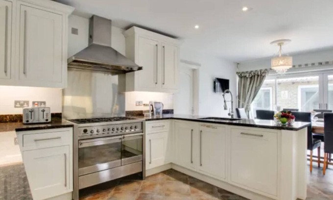 Ovingdean Casa | Brighton located 4 bed Villa with heated pool