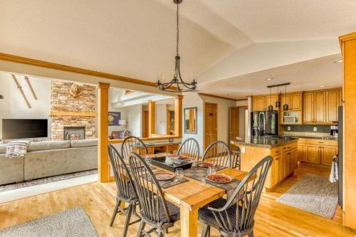 Welches Casa | Brightside Retreat by Salmon River - Family Friendly Spacious Peaceful Deck