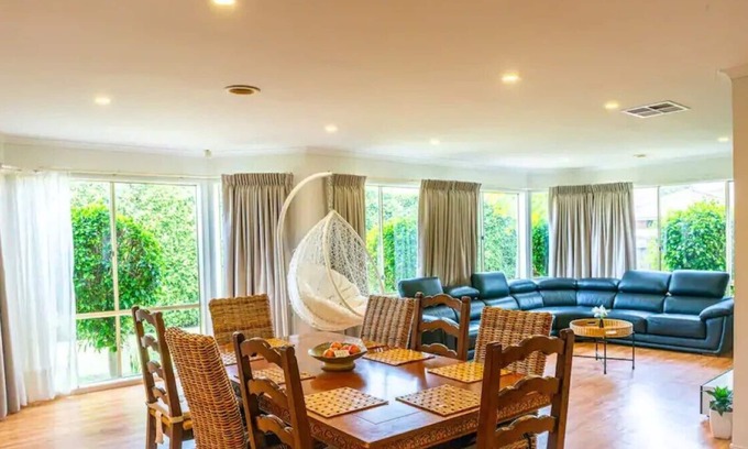 Craigieburn Casa | Brightside -wifi/Nflix /Theatre room/Near Airport