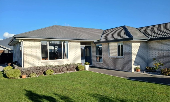 Brightwater Casa | Brightwater Beauty - Spa, BBQ, Trampoline & Pet Friendly!