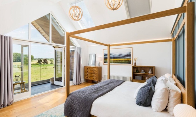 Uckington Casa | Brilliantly Modern, Spacious 4 Bed Family Home | Pass the Keys