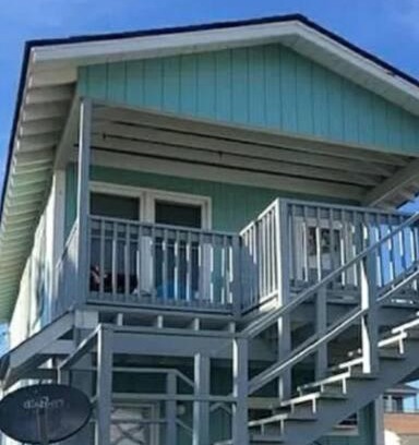 Crescent Beach Casa | (BRING PETS 1 BLOCK FROM the BEACH!)