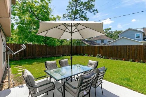 MacGregor Casa | Bring the Crew! 4BR Luxe Pad, Backyard Magic & City at Your Door