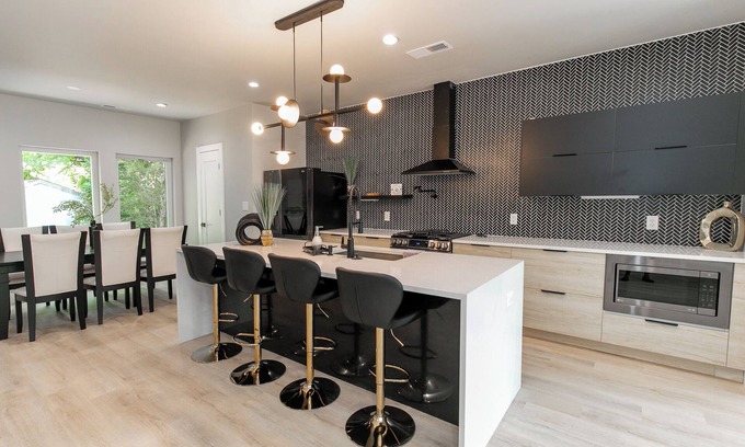 Charlotte Casa | Bring your friends and family to enjoy this spacious 6-bedroom duplex!