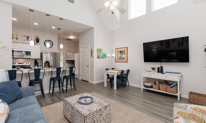 Corpus Christi Casa | Bring Your Pups: Pet-Friendly Townhome Near the Surf and Sand