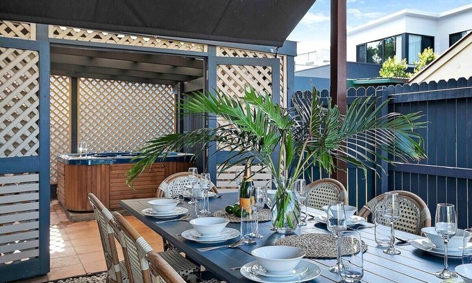 Tarragindi Casa | Brisbane Oasis+Spa tennis court