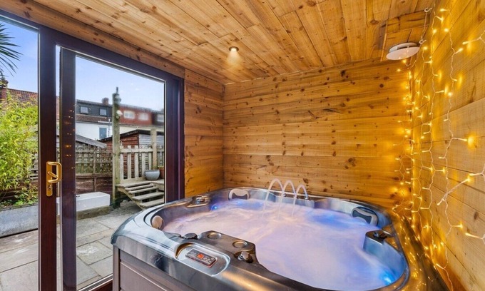 Kingswood Casa | Bristol Burrow -Hot Tub Escape