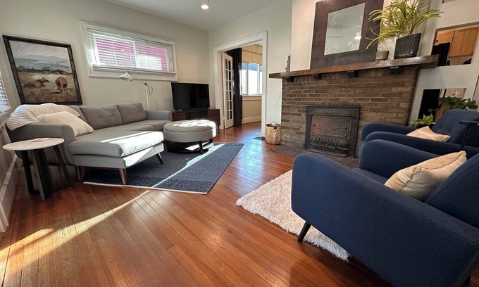 Meridian-Kessler Casa | Broad Ripple Urban Flower Farm Bungalow - Cozy 2BR Near Downtown Indianapolis