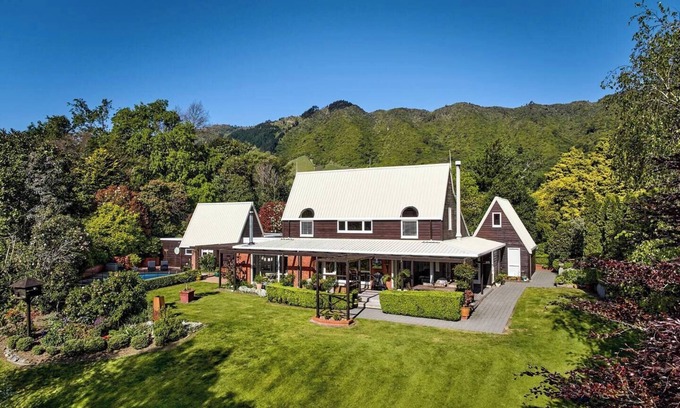 Waikanae Casa | 'Broadoaks Retreat' - The perfect escape for families or groups