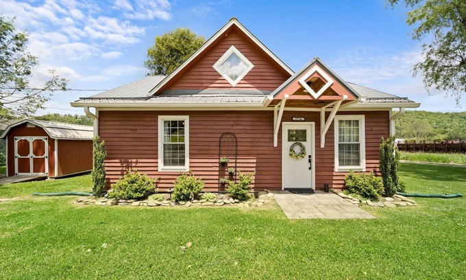 Valle Crucis Cabaña | Broadstone Cottage- pet friendly, fire pit, Valle Crucis