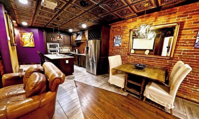 Downtown Nashville Casa | Broadway! 4br/2bth 2500sf Art Gallery/Steam Room