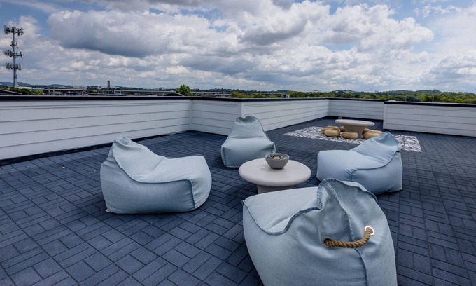 Whitebridge Casa | Broadway Boho - Rooftop Deck - Mins to Downtown