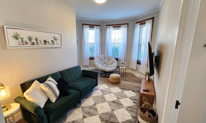Quincy Apartamento | Broadway Oasis Perfect 1 bedroom Wi-Fi W/D SmartTV