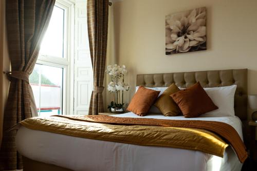 Trim Casa | Brogans Bar & Hotel